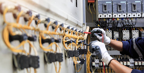 Professional Electrician technician working in Lakesite, TN